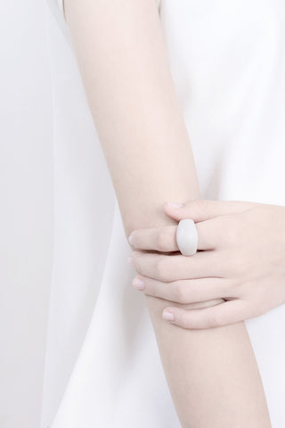 white ceramic ring, contemporary ring, lacuna jewelry, yafit ben meshulam, made in israel