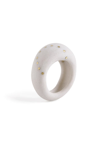 white ceramic ring, contemporary ring, lacuna jewelry, yafit ben meshulam, made in israel