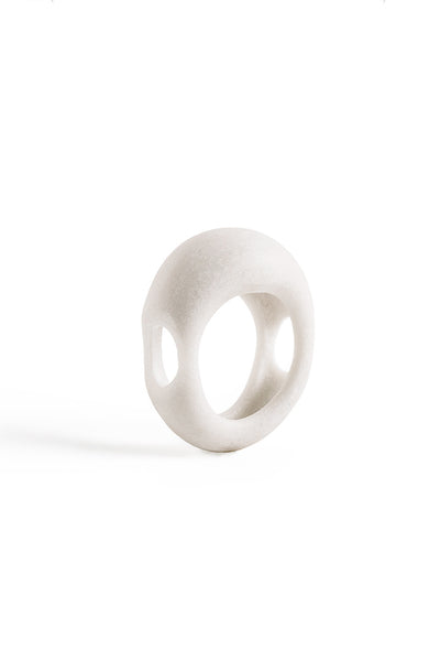 white ceramic ring, contemporary ring, lacuna jewelry, yafit ben meshulam, made in israel