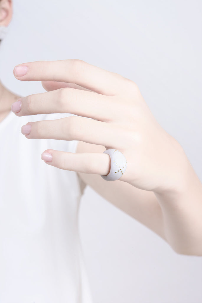 white ceramic ring, contemporary ring, lacuna jewelry, yafit ben meshulam, made in israel